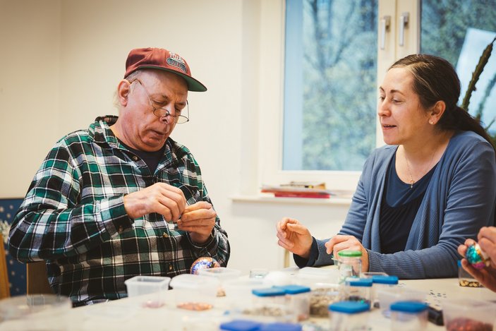 Menschen mit Suchtproblemen basteln