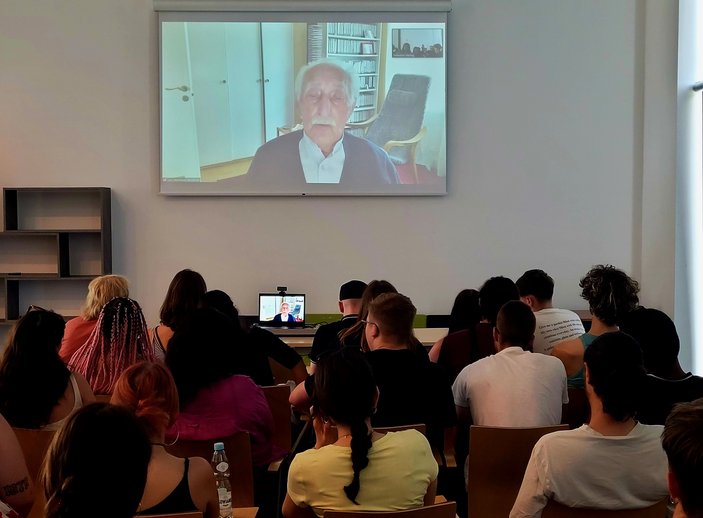 Im Gespräch per Videokonferenz mit dem Holocaustüberlebenden Dr. Leon Weintraub.