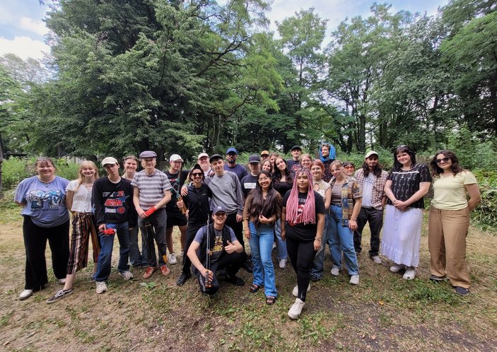 Nach der Gartenarbeit auf dem Jüdischen Friedhof mit David Gurfinkel vom Jüdischen Verein „Hakoach“ aus Lodz.