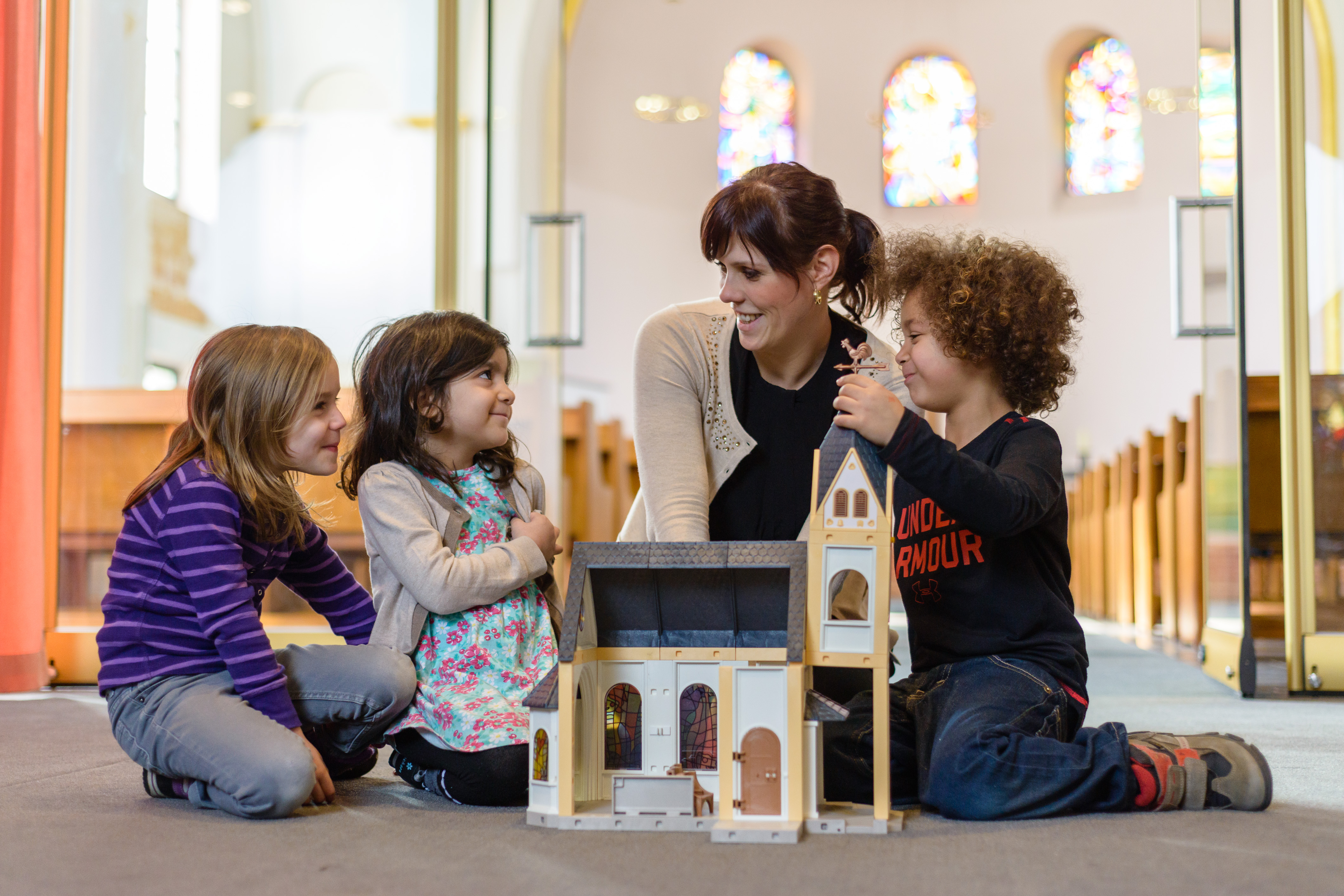 Kinder mit Spielkirche